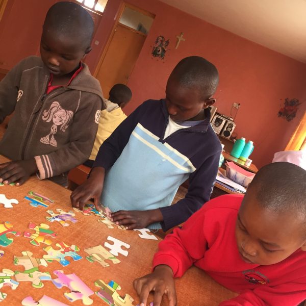 SAS Kinder beim Puzzle spielen