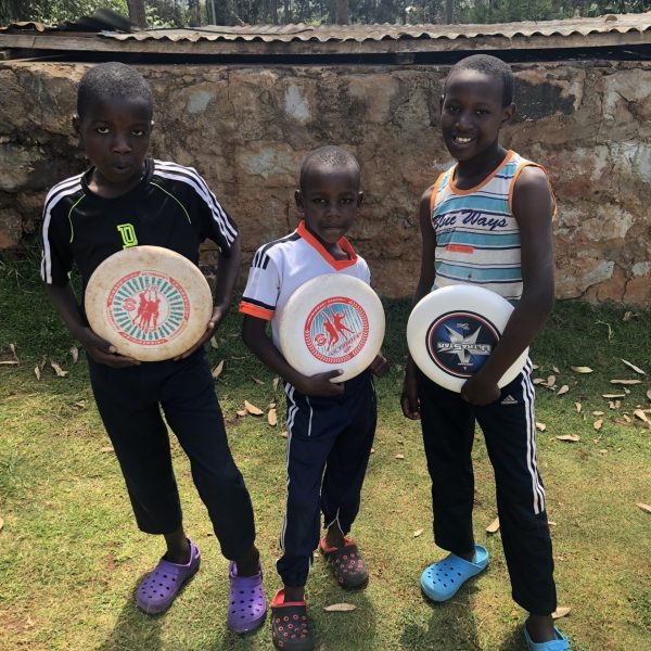 SAS Kinder beim Frisbee spielen