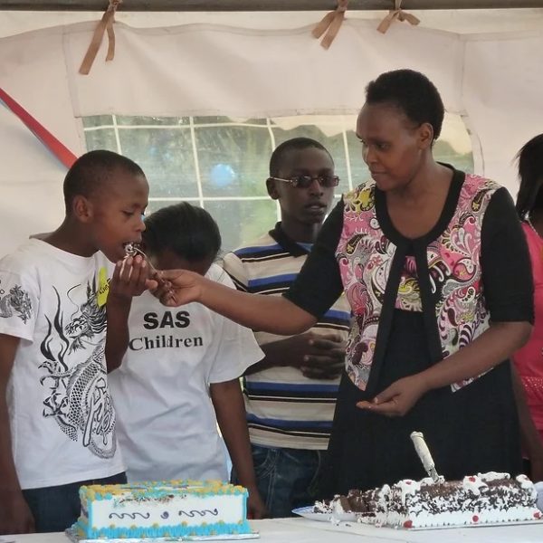 Traditionell ein Bissen Kuchen für die Kinder