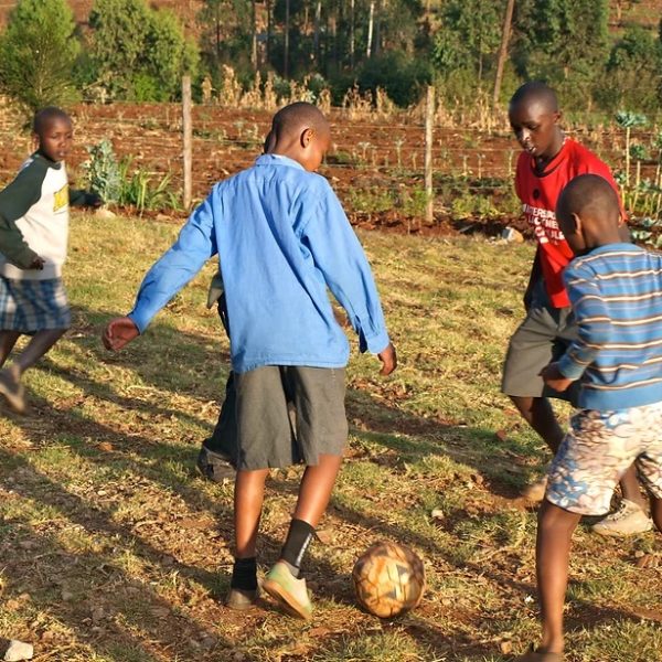 Gemeinsames Fußball spielen vor dem Haus