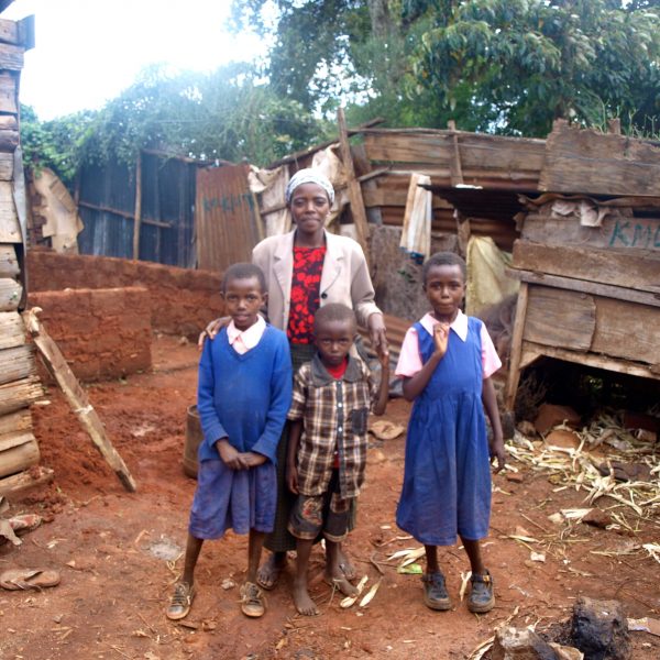 Caroline und Magdaline in den Klandutu Slums