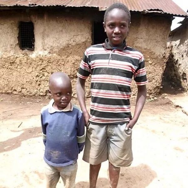 Peter und Samuel Ndungu sind Waisenkinder und lebten bei ihren Großeltern auf dem Land